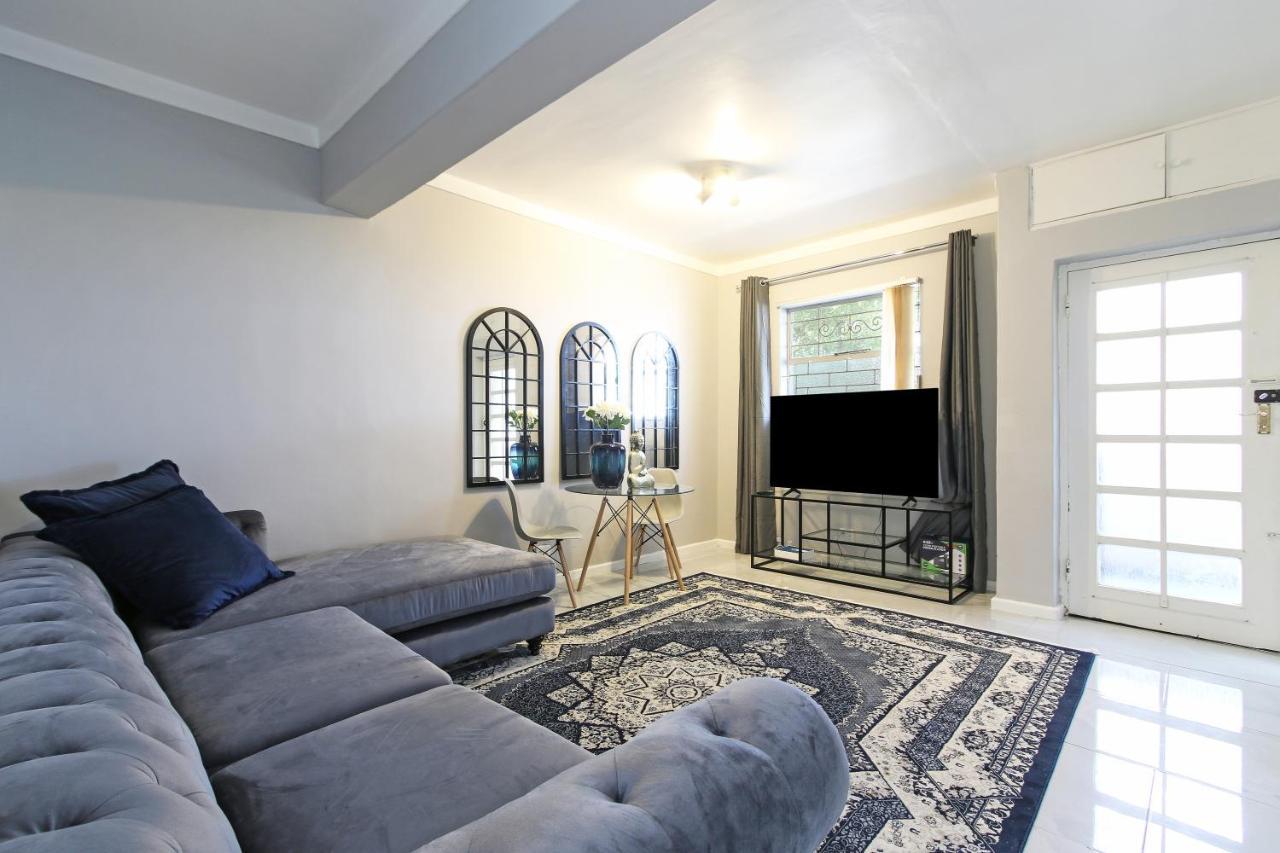Nederburg, Sea Point, 2 Bed - New *