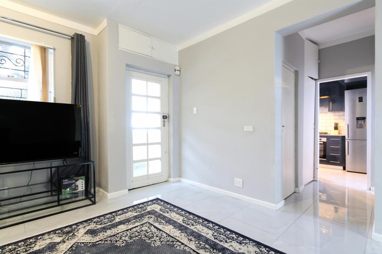 Nederburg, Sea Point, 2 Bed - New *
